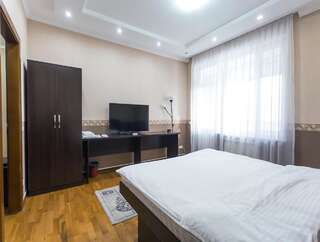 Отель Mini Hotel Keremet Алматы Двухместный номер с 1 кроватью и собственной ванной комнатой вне номера-3